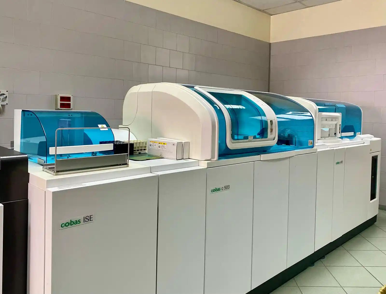 Strumentazione Cobas del Laboratorio Analisi Cliniche Giamporcaro