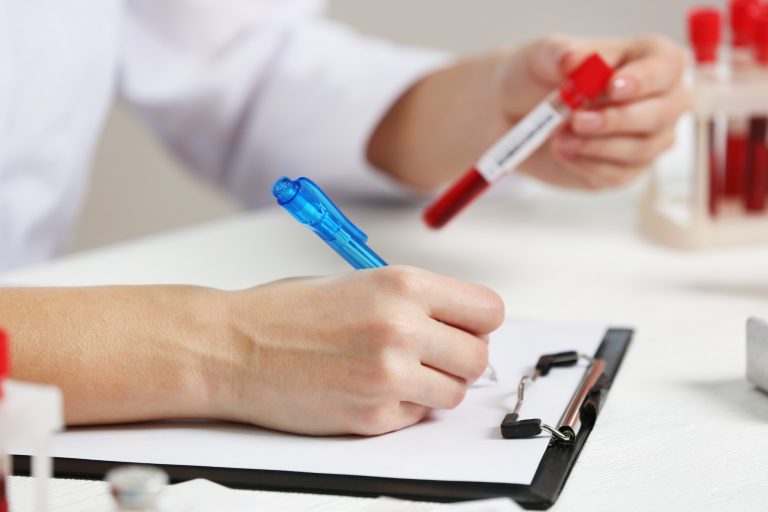 Analisi del sangue Tecnico di laboratorio annota i dati di un'analisi del sangue presso il Laboratorio Giamporcaro.